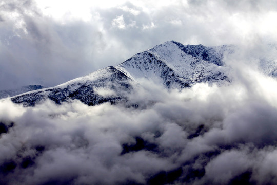 北疆雪山