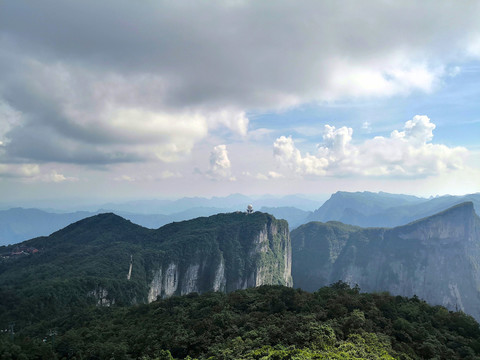 层峦叠嶂