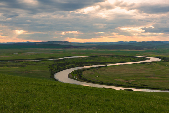 夏季傍晚草原牧场河流