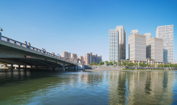 天津城市天际线和海河上的桥梁