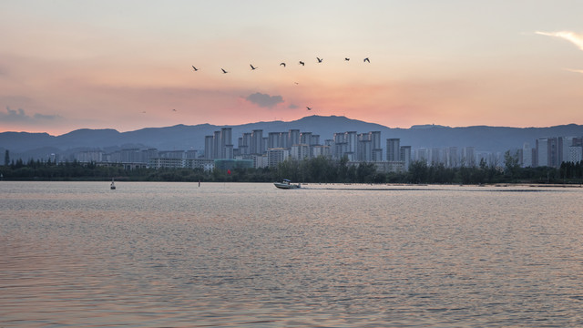 云南昆明滇池湖畔城市景观