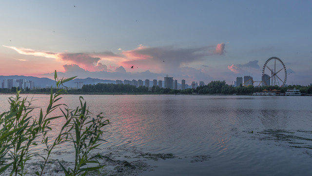 云南昆明滇池湖畔城市景观