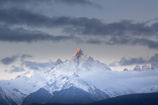 云南迪庆德钦梅里雪山日照风景