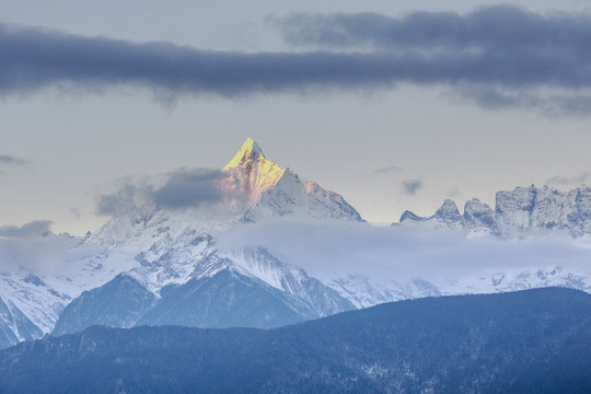 云南迪庆德钦梅里雪山日照风景