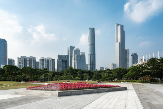 城市广场和广州现代建筑群背景