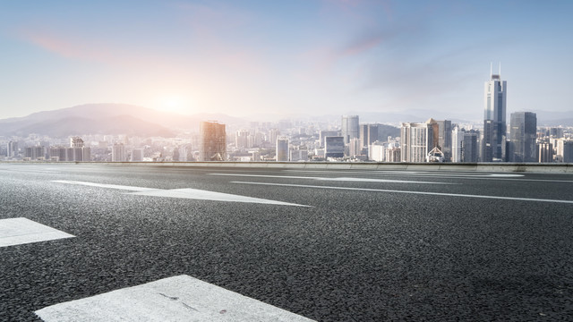 道路和广州城市建筑群背景