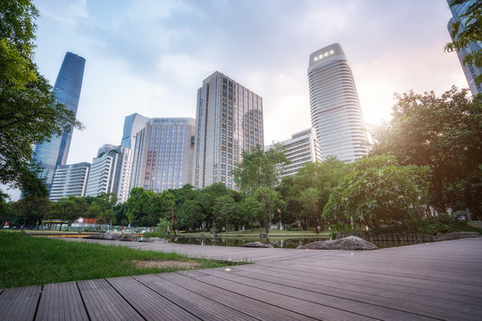 城市广场和广州现代建筑群背景