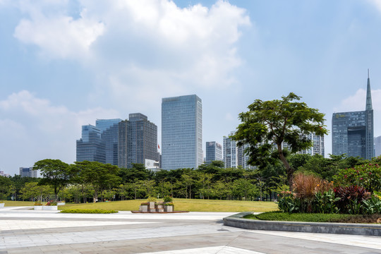 城市广场和广州现代建筑群背景