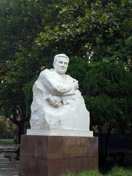汉斯希伯雕像