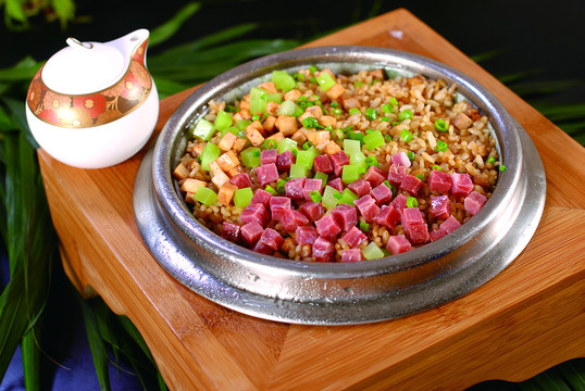 石锅鲜肉菜饭