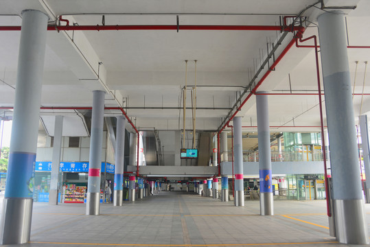 深圳东站连接地铁大巴的走廊