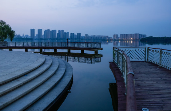 尹山湖的黎明