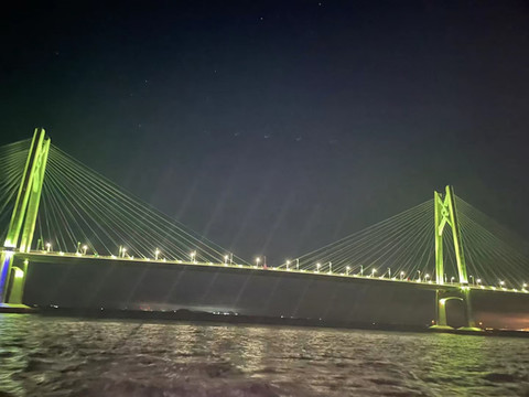 港珠澳大桥一侧夜景