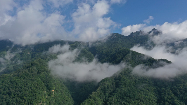 航拍秦岭山脉云雾缭绕