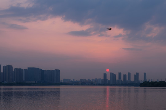 日出尹山湖