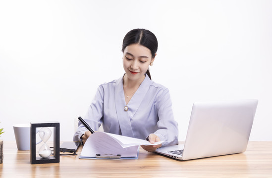 坐在办公桌前工作的商务女性