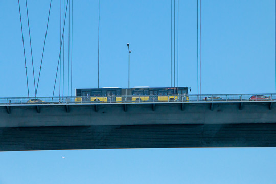吊桥上的巴士