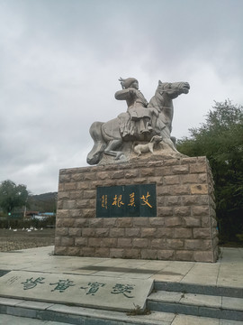 广场骑马雕塑