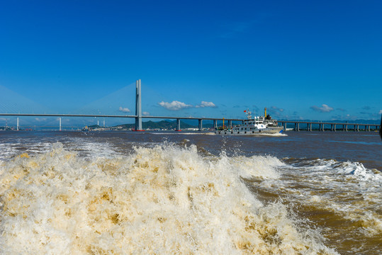 游船拍打海浪