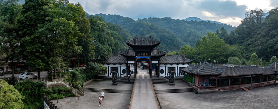 青城后山游客中心大门全景图