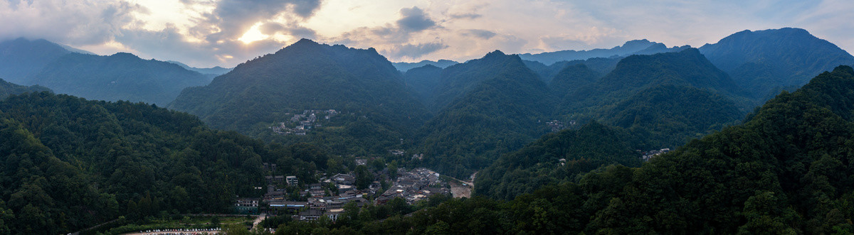 都江堰泰安古镇日落夕阳山脉