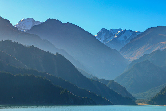 天山叠峦