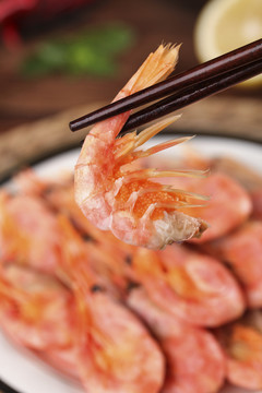 筷子上夹着甜虾