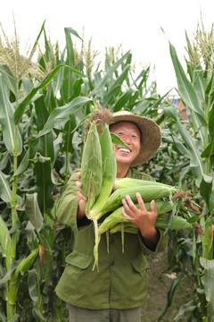 农民抱着水果玉米