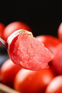 叉子上叉着的普罗旺斯西红柿
