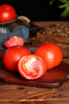 木板上放着普罗旺斯西红柿