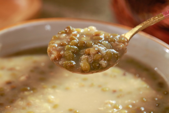 勺子上舀着绿豆汤