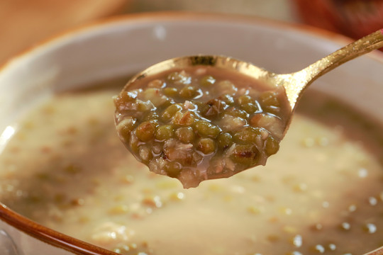 勺子上舀着绿豆汤