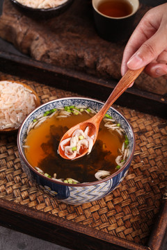 勺子上舀着紫菜虾米汤