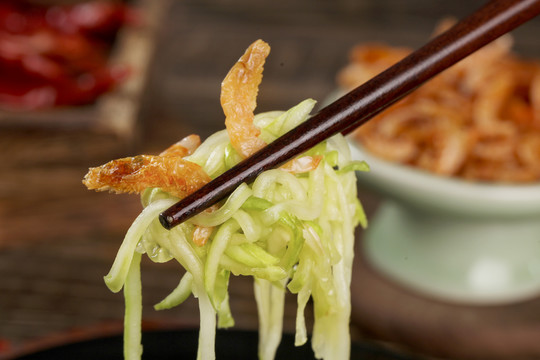 筷子上夹着红虾皮炒西葫芦