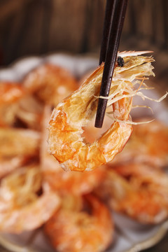 筷子上夹着碳烤虾