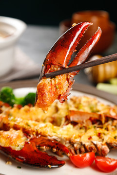 筷子上夹着澳洲龙虾