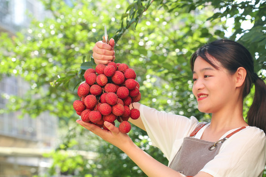女人手上拿着无核荔枝