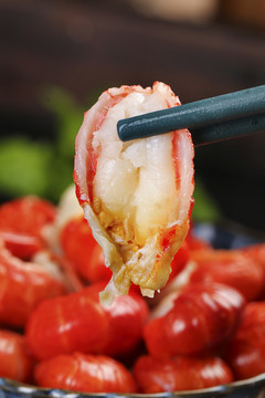 筷子上夹着龙虾尾