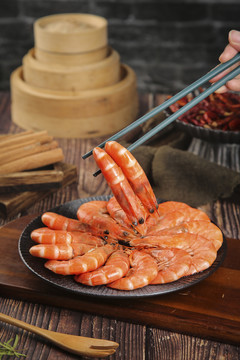 筷子上夹着水煮虾
