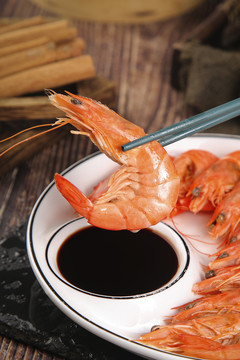 筷子上夹着清蒸对虾
