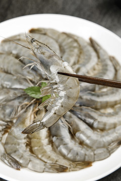 筷子上夹着青岛大虾
