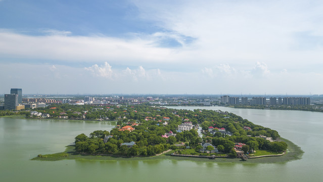 航拍湖景别墅