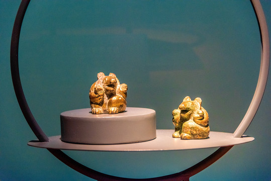 安徽博物院汉代铜鎏金熊形席镇