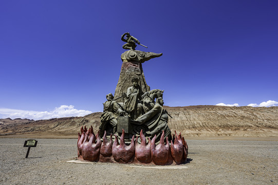 新疆火焰山与西游记人物雕塑