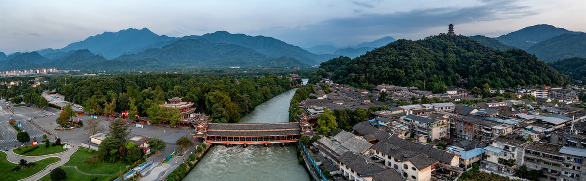 都江堰景区南桥古建筑全景图