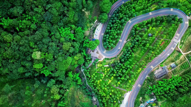 航拍崎岖的乡村柏油公路观景道