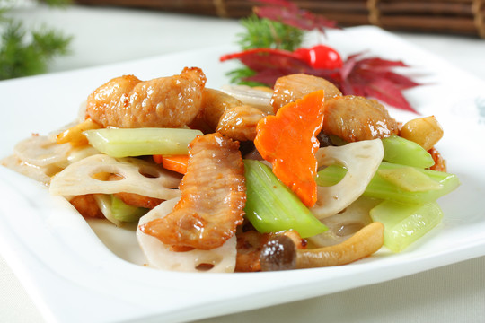 莲芹野菌炒爽肉