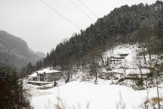南方冬季农村田野里覆盖积雪