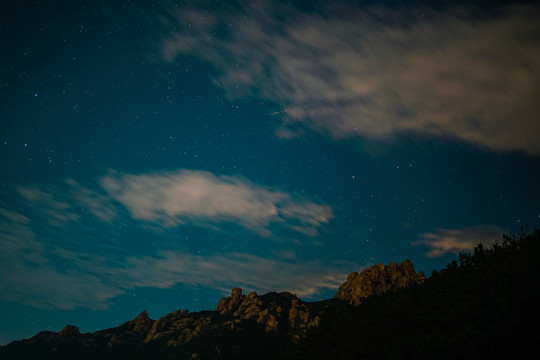 青岛崂山北九水星轨银河风光