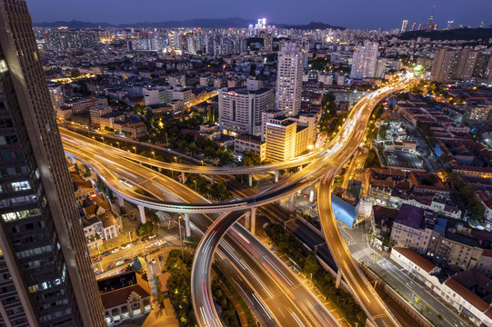 航拍青岛道路交通夜景